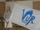 VUR:n logon suunnittelija Milla Makkonen ja VUR:n uusi lippu