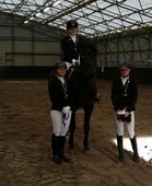 A-tason kultamitalistit Anni ja Tuuli Torvinen - Bingo III ja pronssimitalisti Enna Kinnunen.