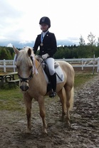 Miila Pulkkinen - Vulkaano, Itä-Suomen kouluratsastuksen aluemestaruuksien pronssimitalistit.
©Satu