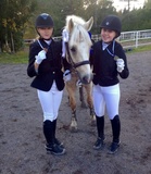 2-tason hopea ja pronnsimitalistit Ilona Jäntti, Saara Airaksinen sekä Vulkaano.
Kuva ©Pia Jäntti