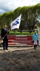 Seuran lippua kantaa ylpeästi Heikki Haukka ja hänellä airueena Tessa Keinänen